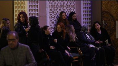 متكأة على عكاز.. ظهور وفاة عامر في عزاء والدة رانيا فريد شوقي