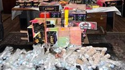 ضبط 1083 قطعة ألعاب نارية داخل محل فى الخليفة