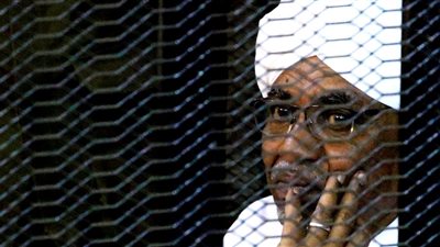 عقب تداول أنباء عن فراره من المستشفى العسكري.. أين عمر البشير؟