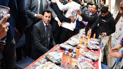 الدكتور أشرف صبحي يشارك في أطول مائدة رمضانية بالمطرية