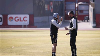 إمام عاشور يستعين بـ واقي الرأس في تدريبات الأهلي استعداداً لقاء شباب بلوزداد