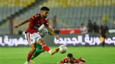 قندوسي خارج جدران الأهلي لمدة موسم