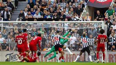 خلف الكواليس: أليسون يروي أجواء الاستراحة بين شوطي مباراة نيوكاسل