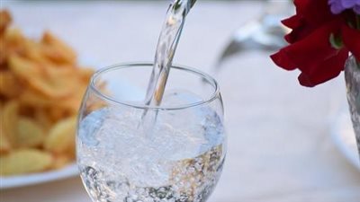 فوائد وأضرار شرب الماء على الريق.. تعرف عليها