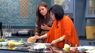 ياسمين عبد العزيز تشارك إسعاد يونس فقرة طبخ كوميدية في 