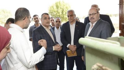 وزير الإنتاج الحربي يطمئن على سير العمل بـ أبو زعبل للكيماويات المتخصصة