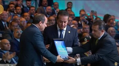 وزير الصحة يُهدي السيسي نسخة من الاستراتيجية الوطنية للصحة والسكان