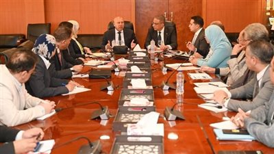 كامل الوزير يبحث سبل تطوير المناطق الصناعية مع محافظ ومستثمري الفيوم