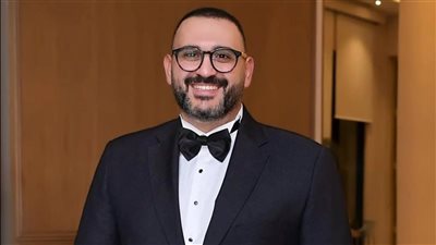 أكرم حسني يعبر عن سعادته بتكريمه بجائزة «الأب القدوة» عن «بابا جه»