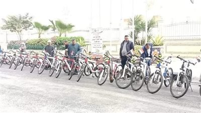 نيابة الشيخ زايد تسلم الدراجات لـ مصابي حادث الطريق الصحراوي