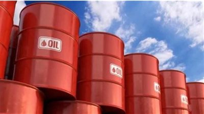 أسعار النفط تتراجع لكنها تمضي نحو أول مكاسب أسبوعية منذ ثلاثة أسابيع