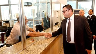 في زيارة مفاجئة.. وزير الإسكان يتابع سير العمل بإدارات القاهرة الجديدة 