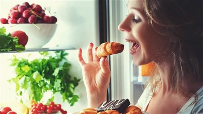 مزاجك على طبقك: كيف يؤثر ما نأكله على صحتنا النفسية؟