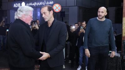 أحمد السعدني وحسين فهمي يؤدون واجب العزاء في حسن يوسف