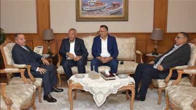 محافظ بورسعيد يتابع استعدادات فريق المصري للموسم الجديد 