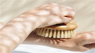 أسرار التقشير الجاف لبشرة ناعمة وخالية من السيلوليت