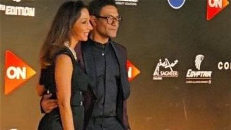 آسر ياسين وزوجته