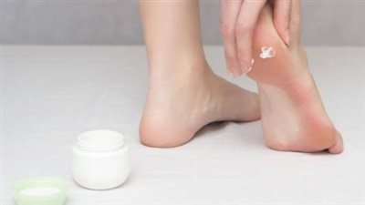 تشققات القدم: الأسباب الرئيسية وطرق علاجها بفعالية