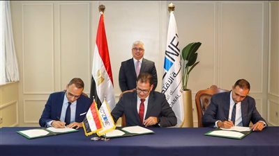توقيع عقد شراكة بين اقتصادية قناة السويس والنيل لإعادة تدوير البلاستيك