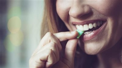 كيف تساعد العلكة في تحسين صحة وجهك؟