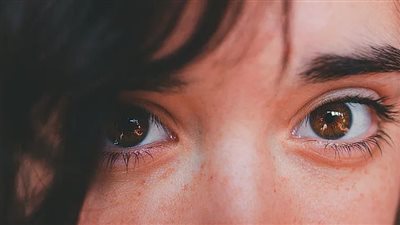 تزعجك العين الدامعة.. اكتشف الأسباب وطرق العلاج الفعّالة