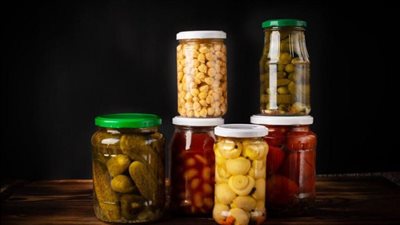 المواد الحافظة: بين الفوائد والمخاطر الغذائية
