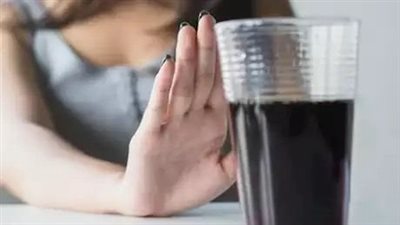 كيف يؤثر الإفراط في تناول المشروبات الغازية على صحة عظام المرأة؟