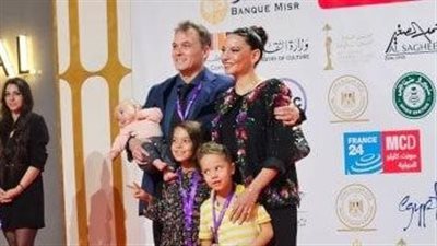 المخرج الإيطالي كيسي كوفمان وعائلته بافتتاح «فيتوريا» بمهرجان القاهرة