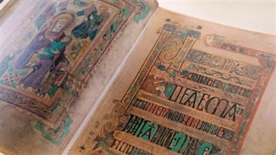 كتاب كيلز: وثيقة مزخرفة مزينة بألوان مصنوعة بالذهب والفضة منذ القرن التاسع