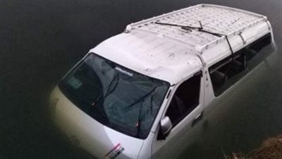 الضفادع البشرية تنتشل جثمان ضحية حادث انقلاب ميكروباص في ترعة بالدقهلية