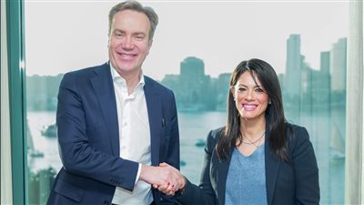 وزيرة التخطيط تبحث مع رئيس المنتدى الاقتصادي العالمي جذب الاستثمارات وتوطين الصناعة