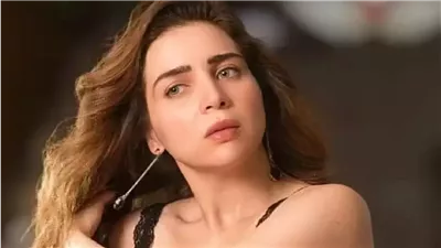 أزمة نفسية وانهيار عصبي.. تغيب مي عز الدين عن جنازة والدتها