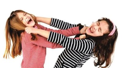 طرق فعّالة لمنع المشاجرات بين الأشقاء وحلول للتعامل مع شقاوتهم