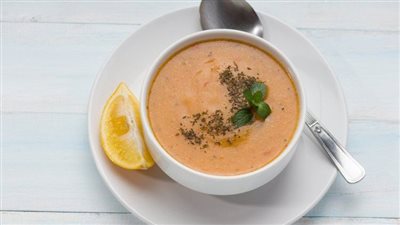 بخطوات سهلة.. طريقة تحضير شوربة العدس بدبس الرمان والنعناع الطازج 