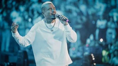 عمرو دياب يشعل حفلًا ضخمًا بـ دبي