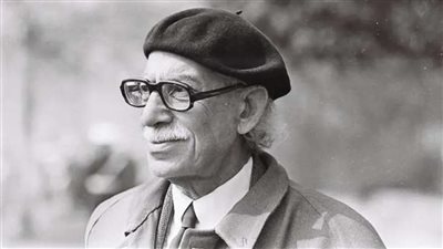 كتب قصص وروايات ومسرحيات.. حكاية أبو المسرح العربي «توفيق الحكيم»