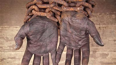 في اليوم العالمي لإلغاء الرق.. أرقام تكشف استمرار الاتجار بالبشر بأشكال جديدة