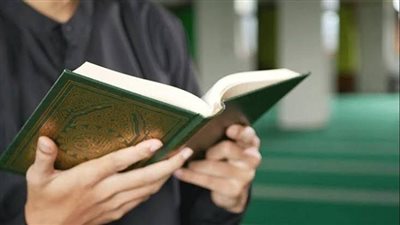 بدعة أم جائزة شرعاً؟.. الإفتاء توضح حكم استخدام الرقية بالقرآن للعلاج