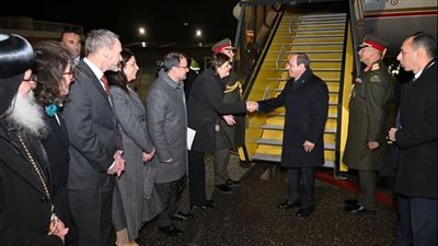 السيسي يضع إكليلاً من الزهور على النصب التذكارى فى القلعة الأثرية بالدنمارك