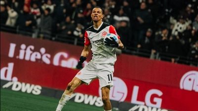 فرانكفورت يواصل مطاردة بايرن ميونخ بتعادل مثير أمام أوجسبورج بالدوري الألماني