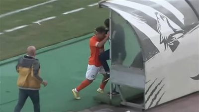 التفاصيل الكاملة.. لاعب فريق المنصورة يعتدي علي مدربه بالضرب أمام الشاشات