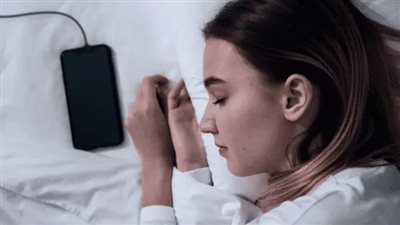 مخاطر شحن الهاتف أثناء النوم بجوارك.. كيف تحمي نفسك؟
