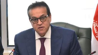 وزير الصحة يتابع حادث انهيار عقار بحي الوايلي ويوجه بتقديم الخدمات الإسعافية