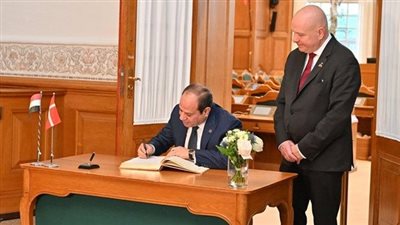 السيسي يوقع فى سجل كبار الزوار بمقر الرئاسة الأيرلندية