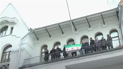 بعد سقوط نظام الأسد.. رفع العلم السورى الجديد فوق مبنى السفارة بموسكو