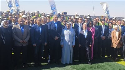 خلال افتتاح محطة أبيدوس.. رئيس الوزراء يلتقط صورة تذكارية مع العاملين