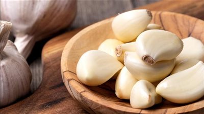 فوائد تناول الثوم على الريق: 7 تأثيرات مذهلة لصحتك