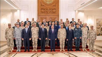 السيسي يلتقي عدد من قادة القوات المسلحة بالعاصمة الإدارية