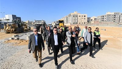 وزير الإسكان يتابع تطوير وتوسيع الطريق الحدائقى بالقاهرة الجديدة