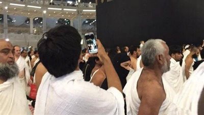 الإفتاء تحسم الجدل حول حكم الانشغال بالتصوير أثناء أداء مناسك الحج والعمرة
